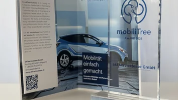 Transparenter Award mit blauem Logo und Schriftzug mobiliTree AWARD 2025 neben aufgeklapptem Flyer mit Bild eines blauen Autos und Texten zu akf servicelease GmbH