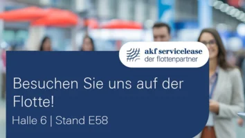 Unscharfe Menschenmenge mit einem blauen Textfeld und dem Logo von akt serviceleas