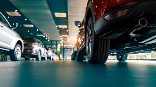 Innenansicht eines modernen Autohauses, mit glänzenden Neuwagen