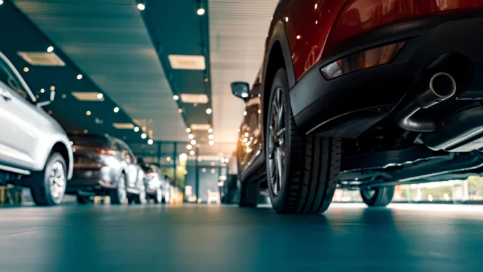 Innenansicht eines modernen Autohauses, mit glänzenden Neuwagen