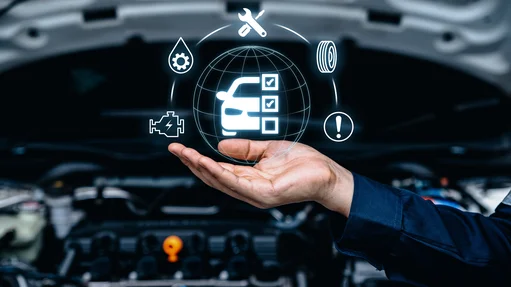 Automobiltechniker hält ein Autosymbol in der Hand, symbolisiert technische Expertise und Fahrzeugservice.