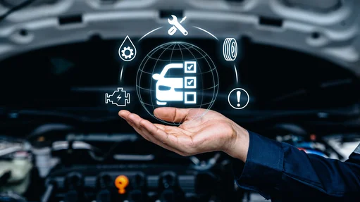 Automobiltechniker hält ein Autosymbol in der Hand, symbolisiert technische Expertise und Fahrzeugservice.