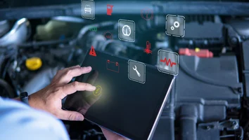 Hand hält Tablet vor geöffnetem Motorraum mit schwebenden Symbolen für Fahrzeugdiagnose