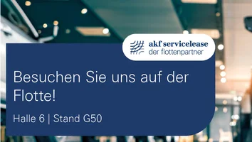 Blaues Banner mit weißem Logo von akf servicelease der flottenpartner und Text Besuchen Sie uns auf der Flotte! Halle 6 | Stand G50 vor unscharfem Hintergrund mit Deckenlampen